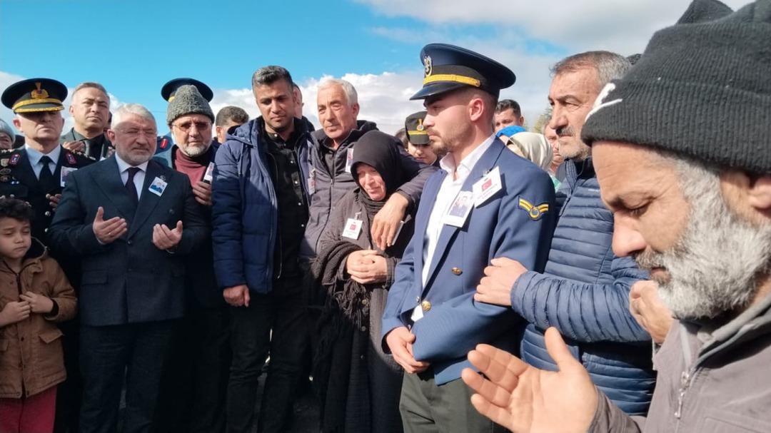 T&uuml;rkiye şehitlerini uğurladı! Y&uuml;rek burkan g&ouml;r&uuml;nt&uuml;: "Benim babam" yazılı fotoğrafına sarıldılar 10