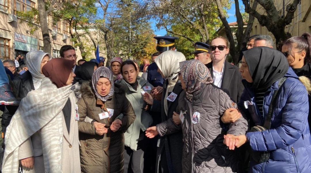 T&uuml;rkiye şehitlerini uğurladı! Y&uuml;rek burkan g&ouml;r&uuml;nt&uuml;: "Benim babam" yazılı fotoğrafına sarıldılar 8