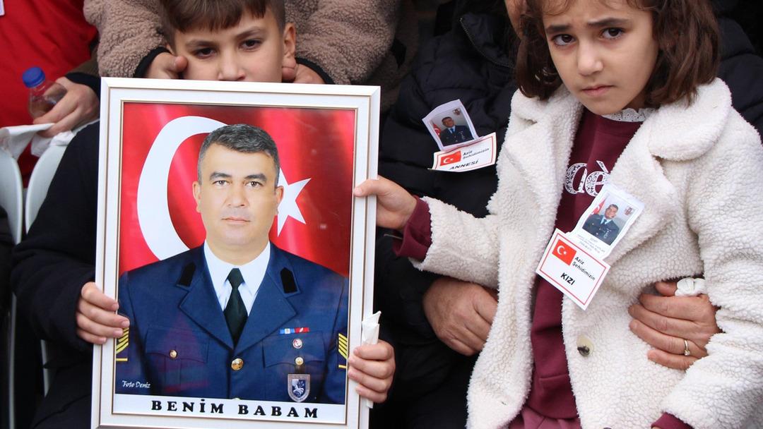 T&uuml;rkiye şehitlerini uğurladı! Y&uuml;rek burkan g&ouml;r&uuml;nt&uuml;: "Benim babam" yazılı fotoğrafına sarıldılar 7
