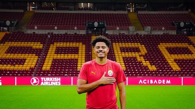 Galatasaray'da ilk ayrılık kapıda! Okan Buruk yıldız oyuncunun biletini kesti
