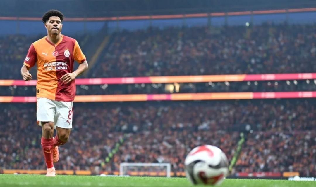 Galatasaray da ilk ayrılık kapıda! Okan Buruk yıldız oyuncunun biletini kesti 1