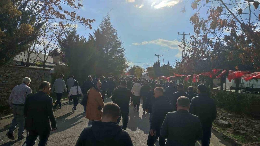 T&uuml;rkiye şehitlerini uğurladı! Y&uuml;rek burkan g&ouml;r&uuml;nt&uuml;: "Benim babam" yazılı fotoğrafına sarıldılar 6