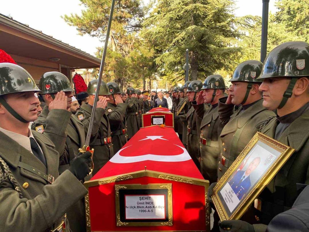 T&uuml;rkiye şehitlerini uğurladı! Y&uuml;rek burkan g&ouml;r&uuml;nt&uuml;: "Benim babam" yazılı fotoğrafına sarıldılar 4
