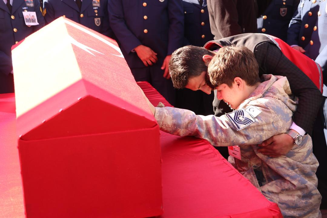 Türkiye şehitlerini son yolculuğuna uğurladı 14