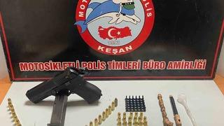 Polisin durdurduğu araçta uyuşturucu, tabanca ve mermi ele geçirildi