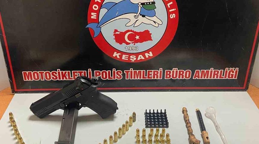 Polisin durdurduğu ara&ccedil;ta uyuşturucu, tabanca ve mermi ele ge&ccedil;irildi