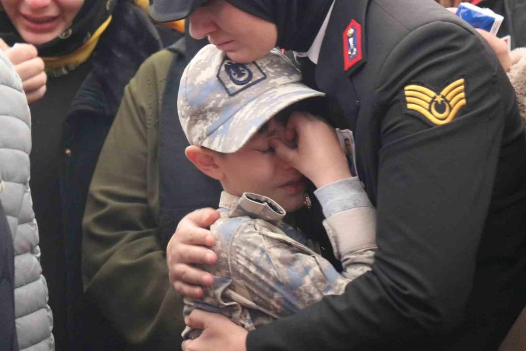 T&uuml;rkiye şehitlerini uğurladı! Y&uuml;rek burkan g&ouml;r&uuml;nt&uuml;: "Benim babam" yazılı fotoğrafına sarıldılar 1