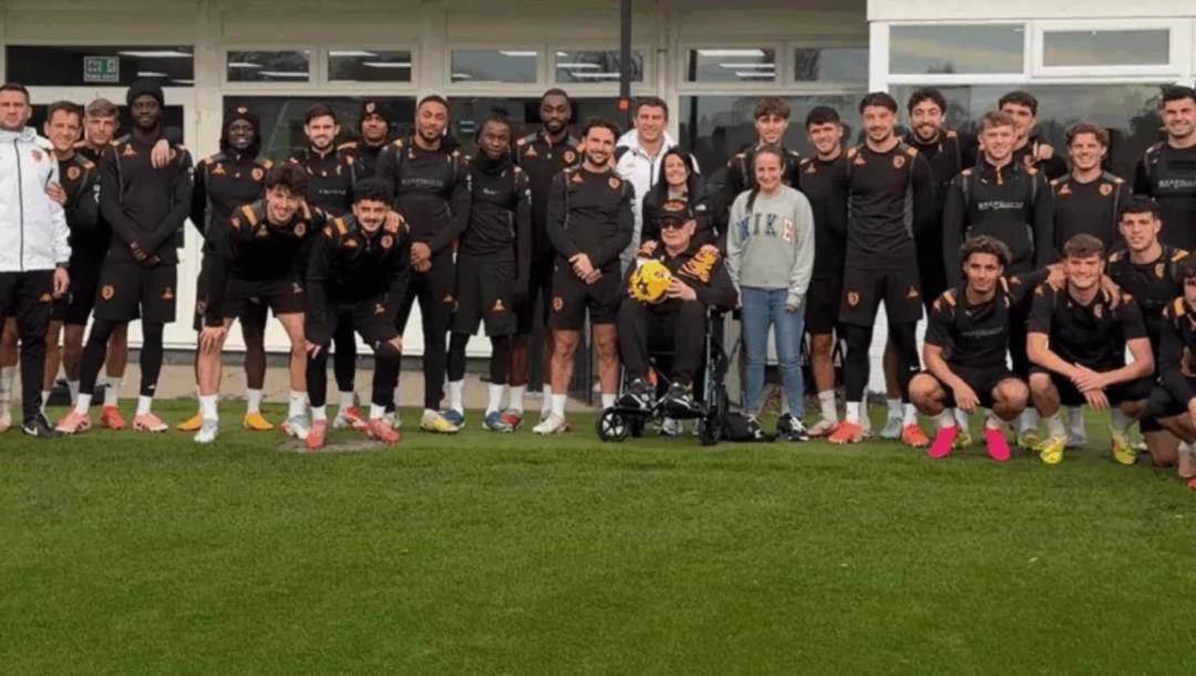 Hull City nin sahibi Acun Ilıcalı dan alzheimer ve pankreas kanseri olan taraftar Owen Griffiths e b&uuml;y&uuml;k jest! 3