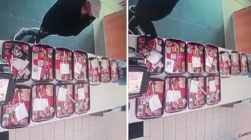 Yemek tepsisindeki cep telefonunu böyle çaldı