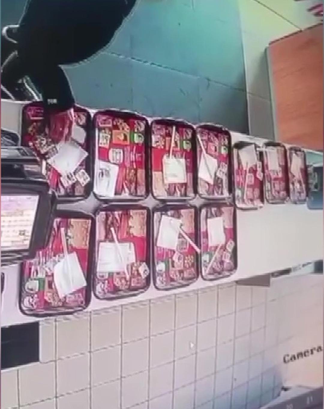 Yemek tepsisindeki cep telefonunu böyle çaldı 1