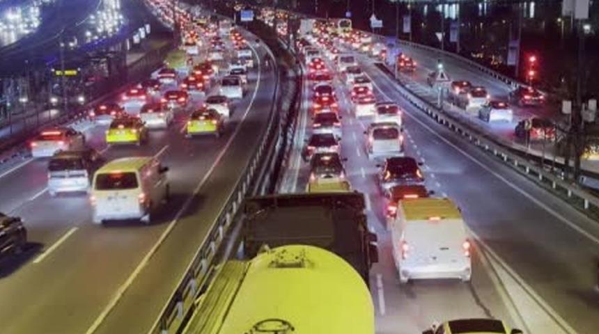 İstanbul'da akşam trafiği! Yoğunluk y&uuml;zde 80'e ulaştı