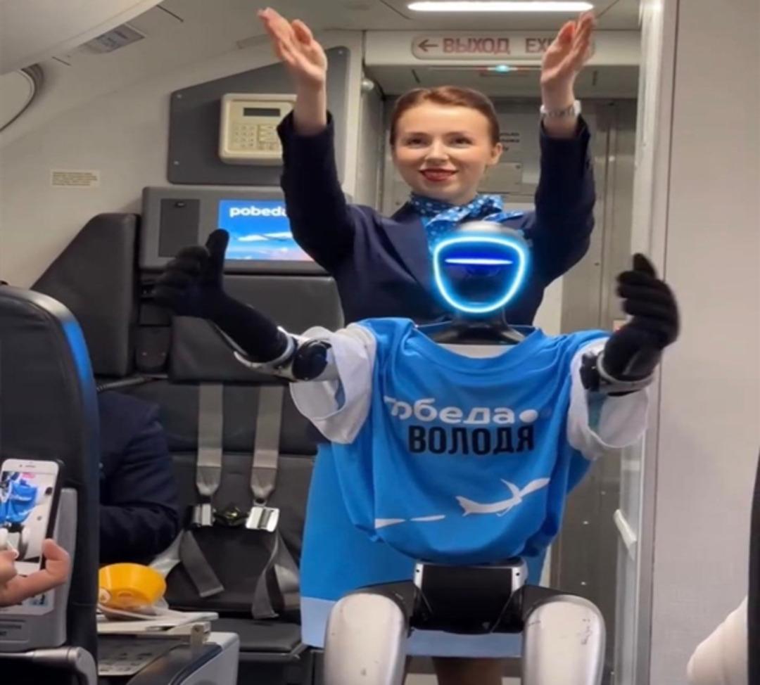 Rus havayolu şirketinden d&uuml;nyada ilk kez robot kabin memuru testi 3