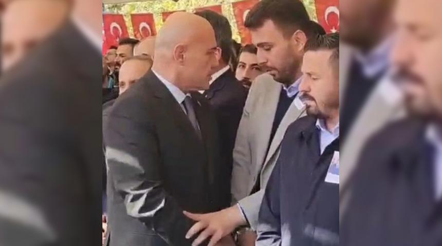 Gerginlik b&ouml;yle kaydedildi! İYİ Partili &Ccedil;&ouml;mez ve AK Partili &Ouml;ztaylan şehit cenazesinde tartıştı
