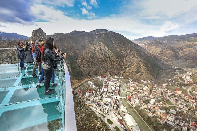 Genç fotoğrafçılar Torul Kalesi Cam Seyir Terasında