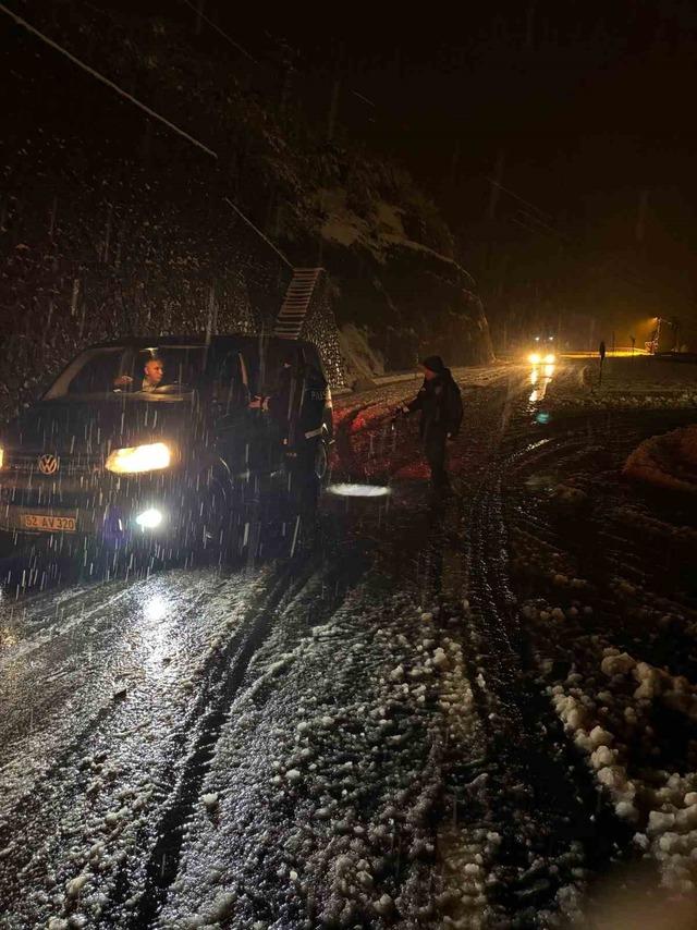 Ordu-Sivas kara yolu kar yağışı nedeniyle ulaşıma kapandı 4