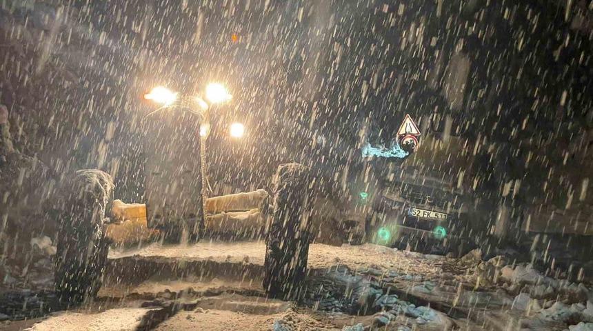 Ordu-Sivas kara yolu kar yağışı nedeniyle ulaşıma kapandı