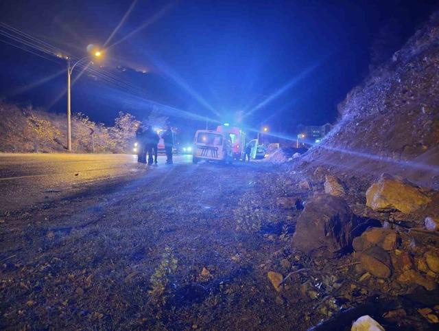 Yola düşen kayalardan kaçan otomobil takla attı: 2 yaralı 3