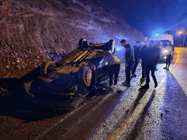 Yola düşen kayalardan kaçan otomobil takla attı: 2 yaralı 2