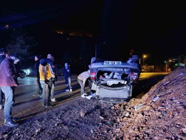 Yola düşen kayalardan kaçan otomobil takla attı: 2 yaralı 1