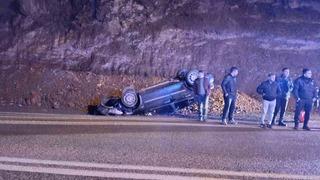 Yola düşen kayalardan kaçan otomobil takla attı: 2 yaralı