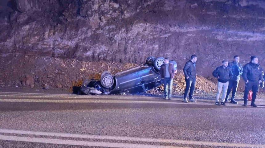 Yola düşen kayalardan kaçan otomobil takla attı: 2 yaralı