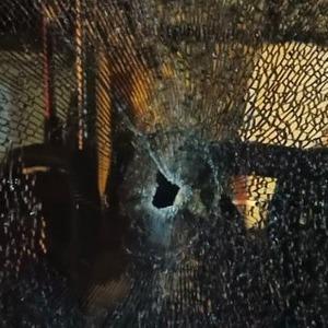 Çok sayıda yolcunun bulunduğu otobüse silahlı saldırı anı kamerada