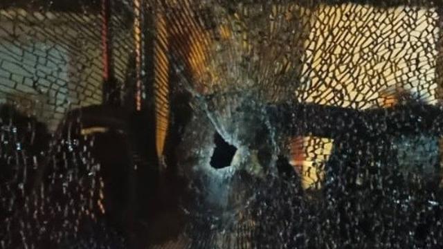 Çok sayıda yolcunun bulunduğu otobüse silahlı saldırı anı kamerada