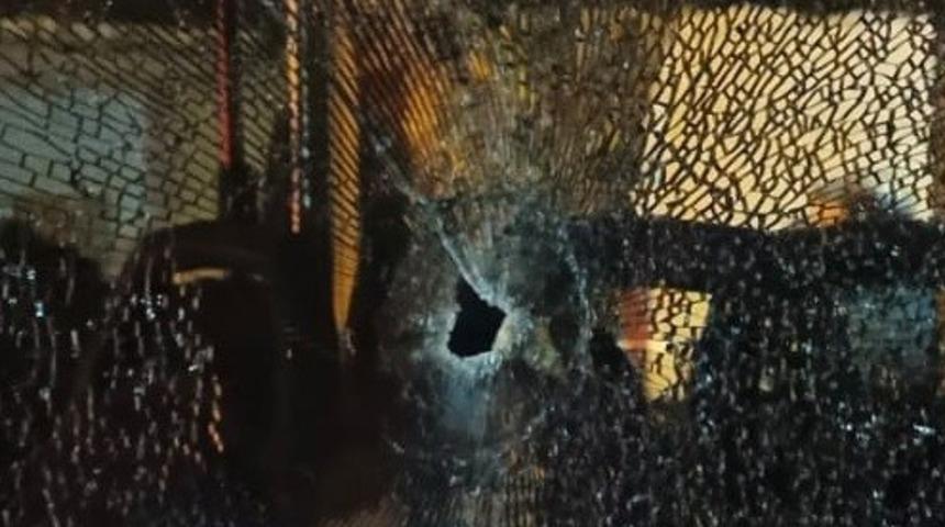 &Ccedil;ok sayıda yolcunun bulunduğu otob&uuml;se silahlı saldırı anı kamerada