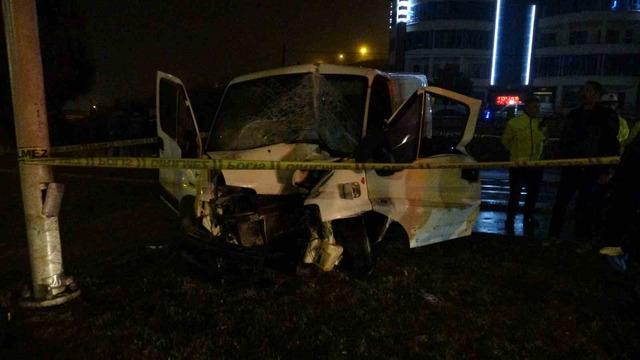 Malatya&rsquo;da aydınlatma direğine &ccedil;arpan minib&uuml;s s&uuml;r&uuml;c&uuml;s&uuml; hayatını kaybetti 6