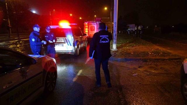 Malatya&rsquo;da aydınlatma direğine &ccedil;arpan minib&uuml;s s&uuml;r&uuml;c&uuml;s&uuml; hayatını kaybetti 5