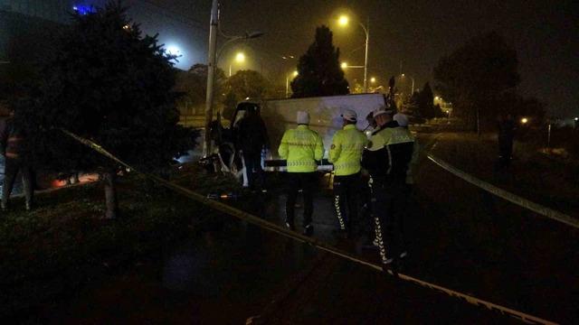 Malatya&rsquo;da aydınlatma direğine &ccedil;arpan minib&uuml;s s&uuml;r&uuml;c&uuml;s&uuml; hayatını kaybetti 4