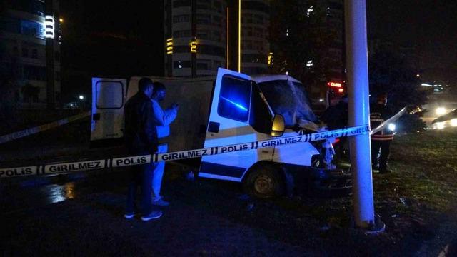 Malatya&rsquo;da aydınlatma direğine &ccedil;arpan minib&uuml;s s&uuml;r&uuml;c&uuml;s&uuml; hayatını kaybetti 2