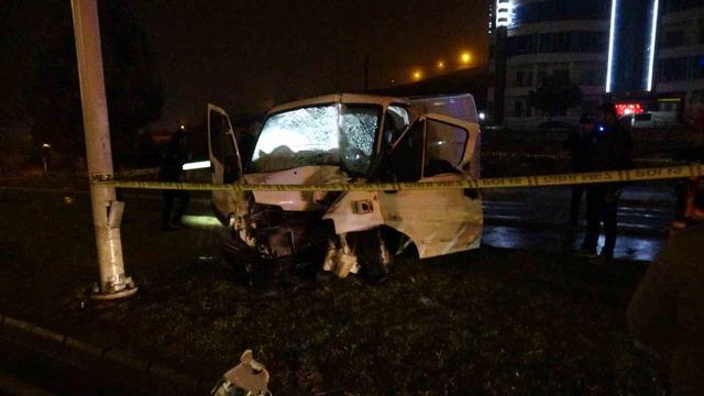 Malatya&rsquo;da aydınlatma direğine &ccedil;arpan minib&uuml;s s&uuml;r&uuml;c&uuml;s&uuml; hayatını kaybetti 1