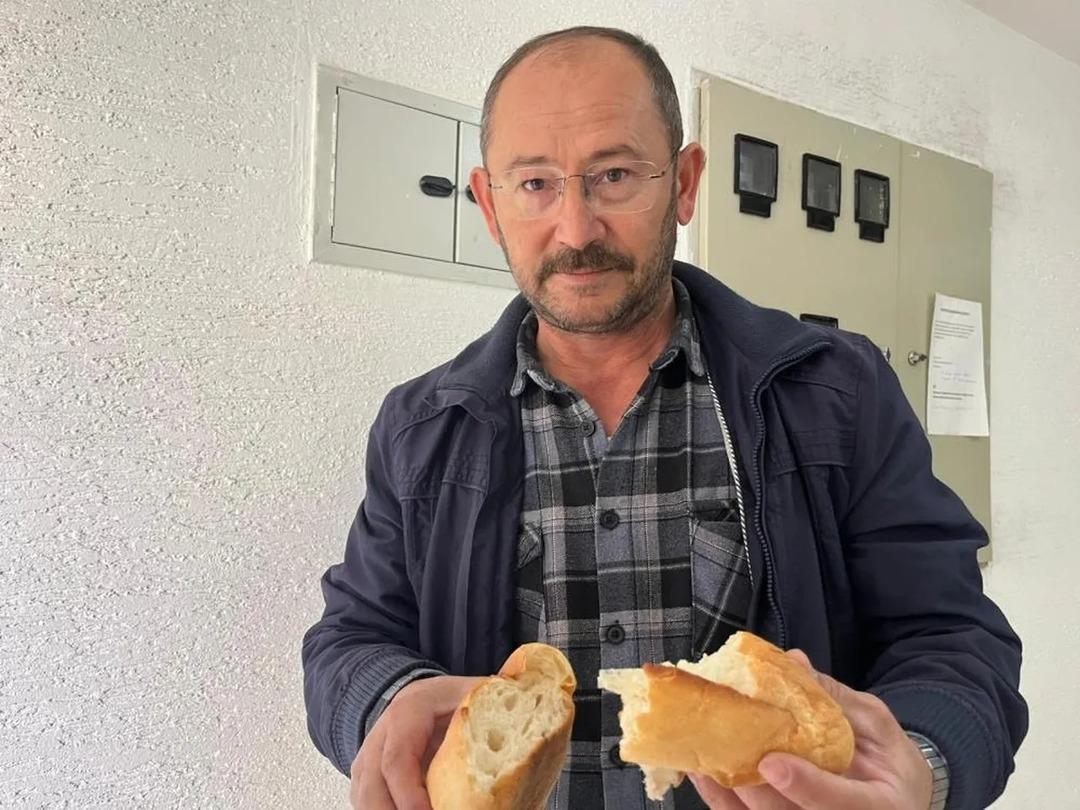 Görünce midesi bulandı! Fırından ekmek aldı, içinden çıkan hayrete düşürdü 1