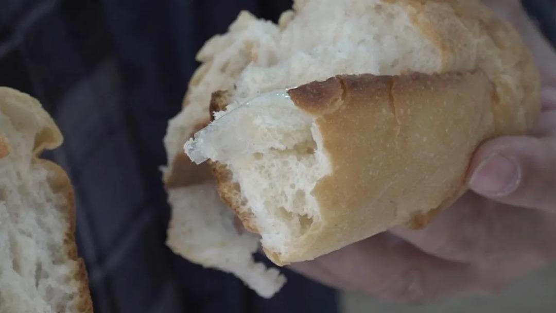 Görünce midesi bulandı! Fırından ekmek aldı, içinden çıkan hayrete düşürdü 2