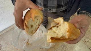 Görünce midesi bulandı! Fırından ekmek aldı, içinden çıkan hayrete düşürdü