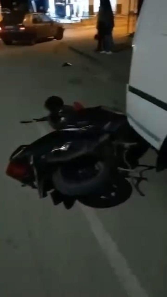 Bursa&rsquo;da motosiklet s&uuml;r&uuml;c&uuml;s&uuml; 3 araca &ccedil;arpıp yaralandı 2