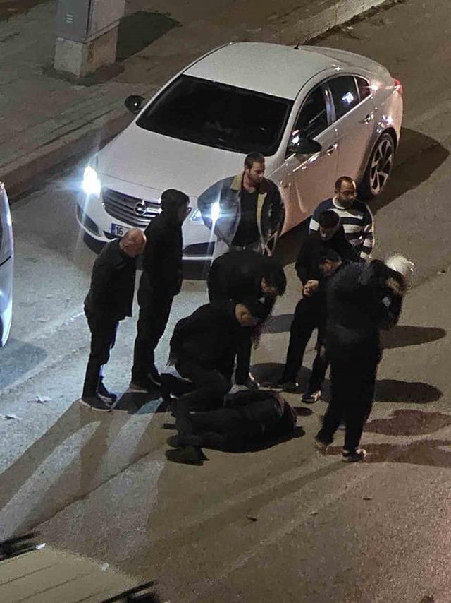 Bursa&rsquo;da motosiklet s&uuml;r&uuml;c&uuml;s&uuml; 3 araca &ccedil;arpıp yaralandı 1