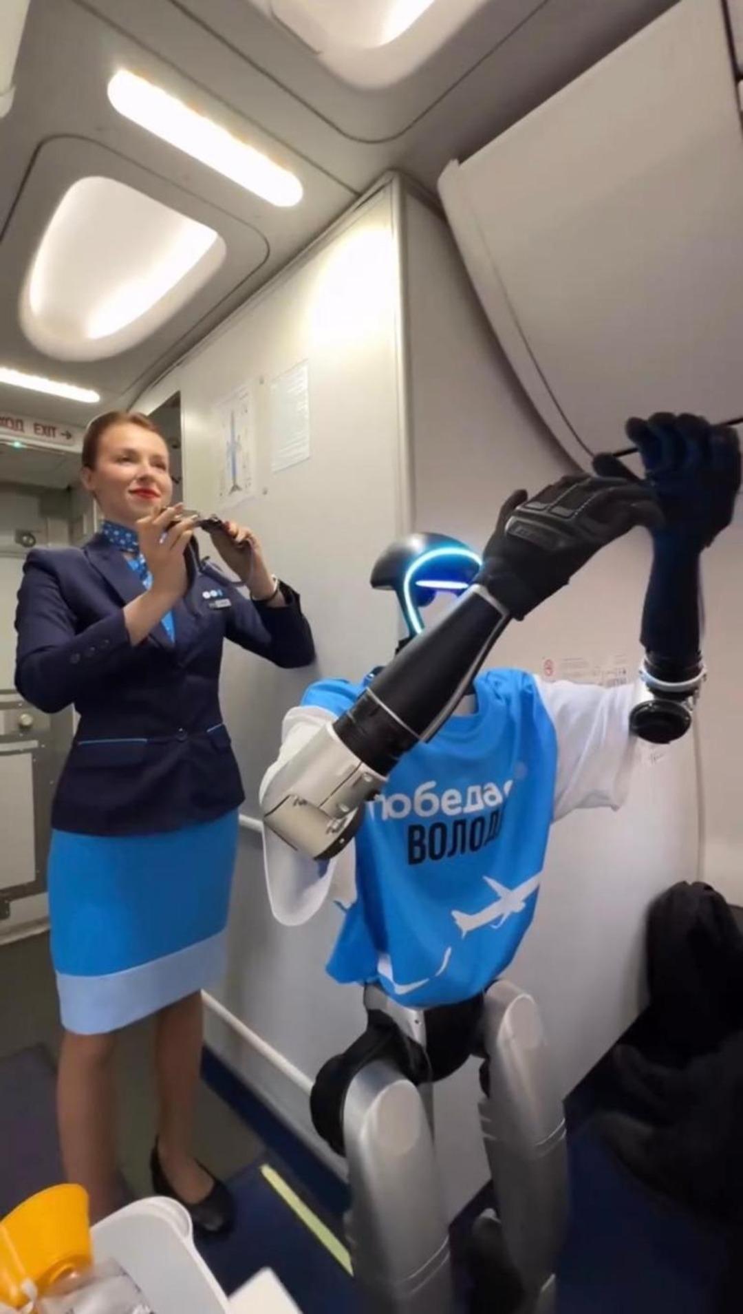 D&uuml;nyada ilk kez robot kabin memuru işe başladı! 1