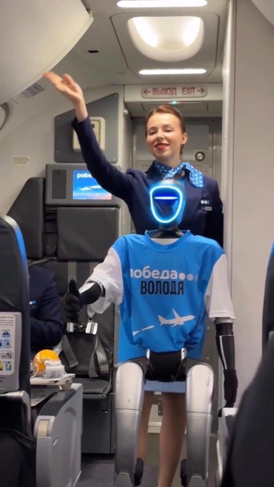 D&uuml;nyada ilk kez robot kabin memuru işe başladı! 2