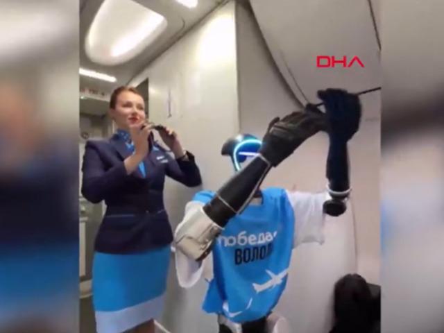 Dünyada ilk kez robot kabin memuru işe başladı!