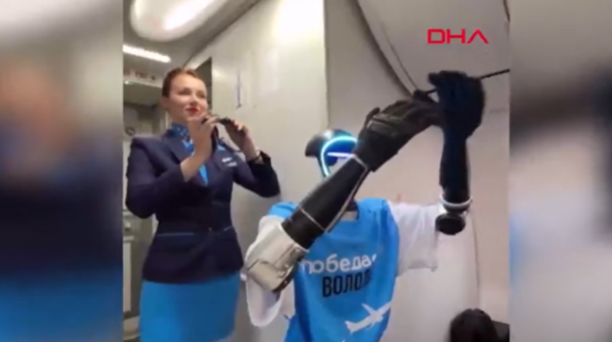 D&uuml;nyada ilk kez robot kabin memuru işe başladı!