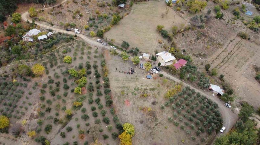 D&uuml;nyanın en pahalı baharatı safran Adana&rsquo;da hasat edildi