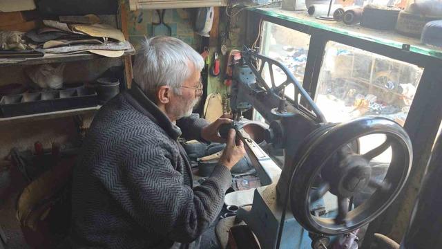Kütahya’da 65 yıllık ayakkabı ustası Mehmet Ersulak: Meslek bitti, yetişen yok