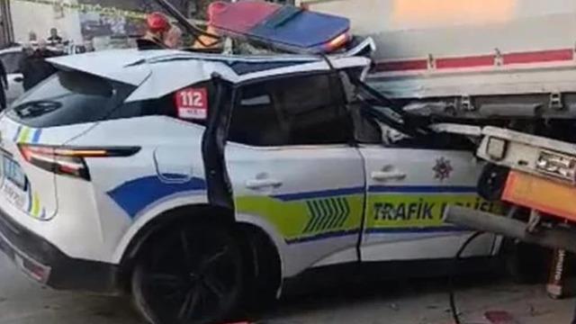 Manisa'da feci kaza! Trafik polisi aracı tıra çarptı: 1 şehit, 1 ağır yaralı