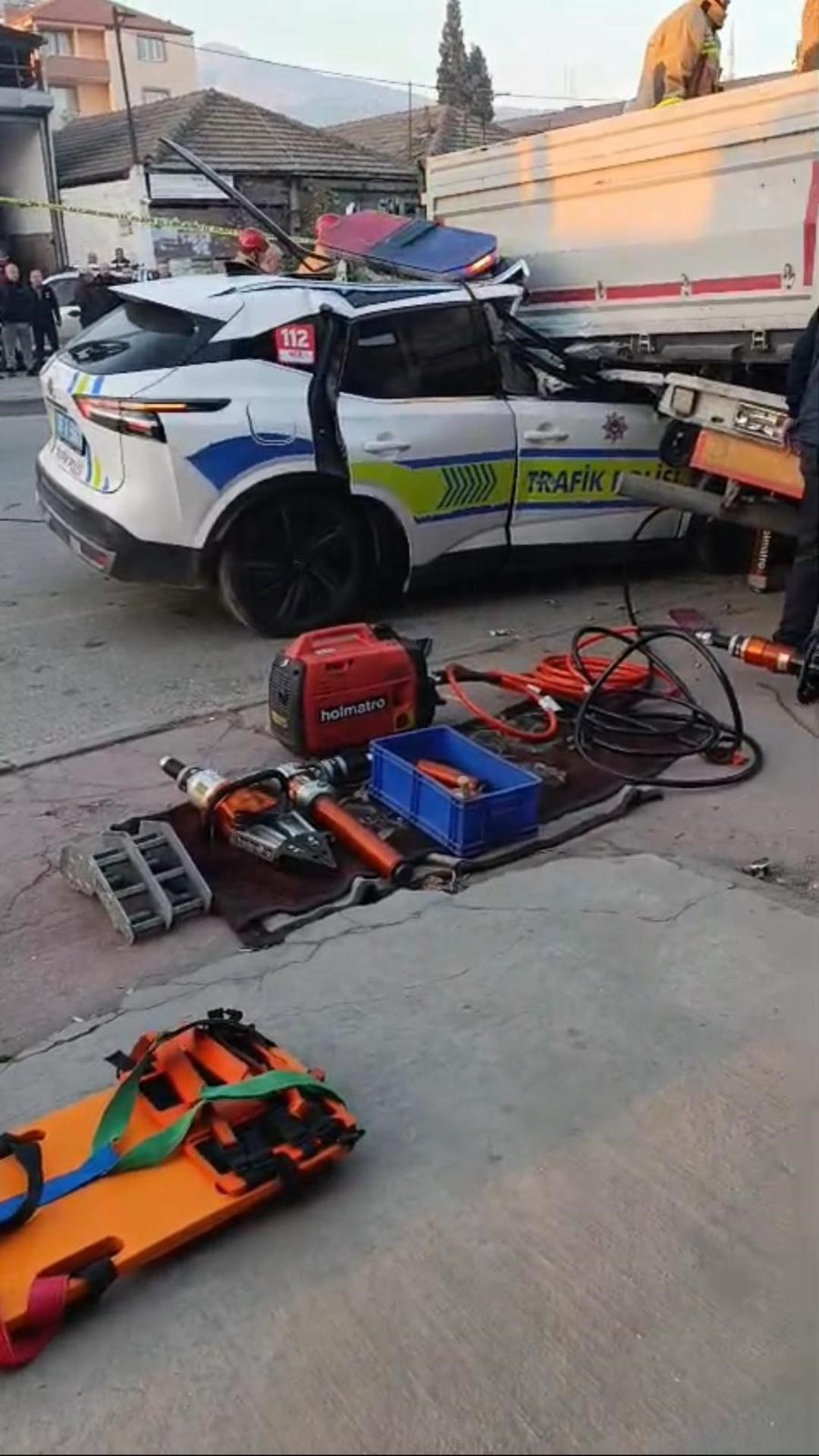 Manisa da feci kaza! Trafik polisi aracı tıra &ccedil;arptı: 1 şehit, 1 ağır yaralı 1