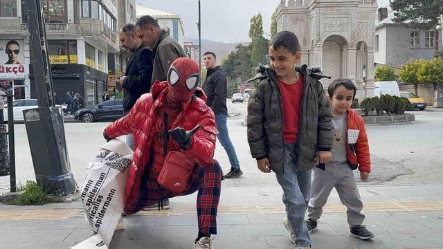 İzmirli Spiderman Van Gölü’ne daldı 3