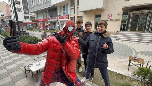 İzmirli Spiderman Van Gölü’ne daldı 1