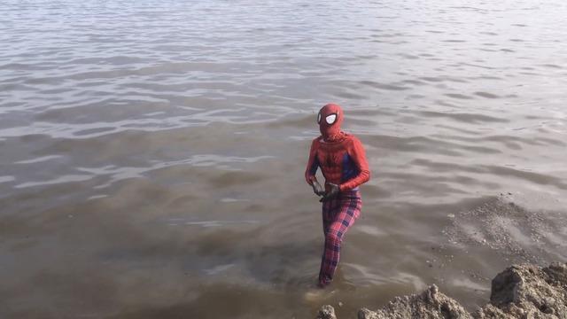 İzmirli Spiderman Van Gölü’ne daldı