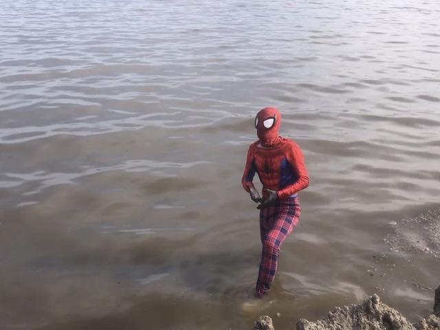 İzmirli Spiderman Van Gölü’ne daldı